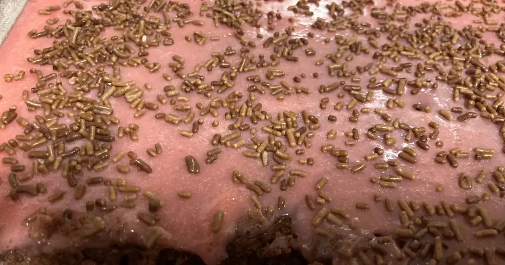 Receta de pastel de chocolate con cobertura de fresas: fácil y sin batidora, enviada por Luis Rossi
