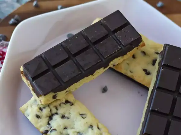 Chocolate chip cookie tablets, soft and crunchy at the same time