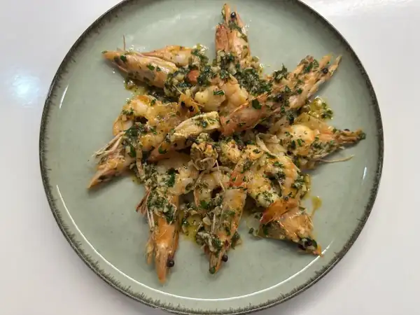 Gambas con ajo y perejil en sartén (con vídeo)