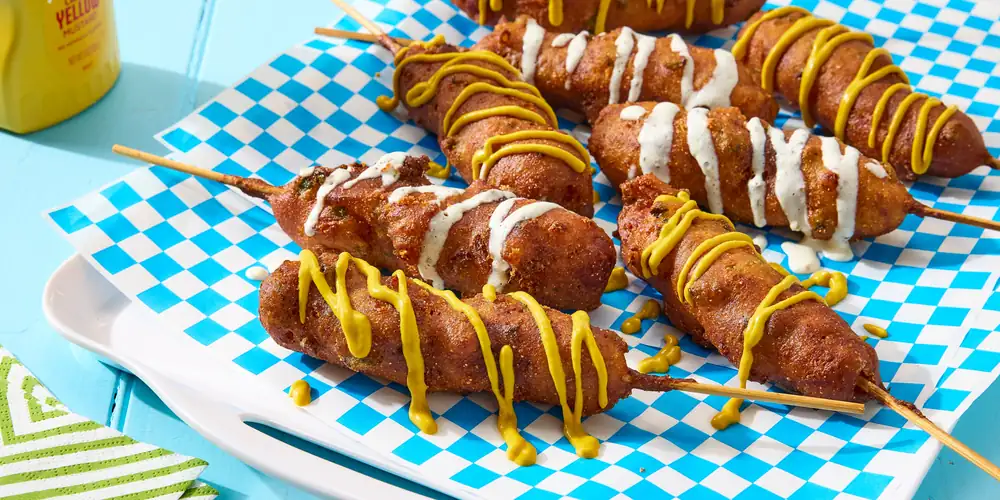 Ree Drummond le da un toque picante y con queso a los clásicos perritos calientes rebozados