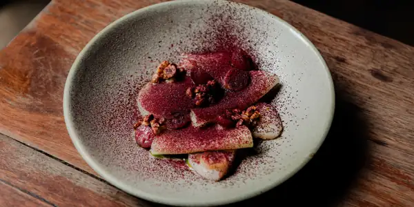 Receta de vieiras crudas, colinabo, grosellas fermentadas y hierbaluisa