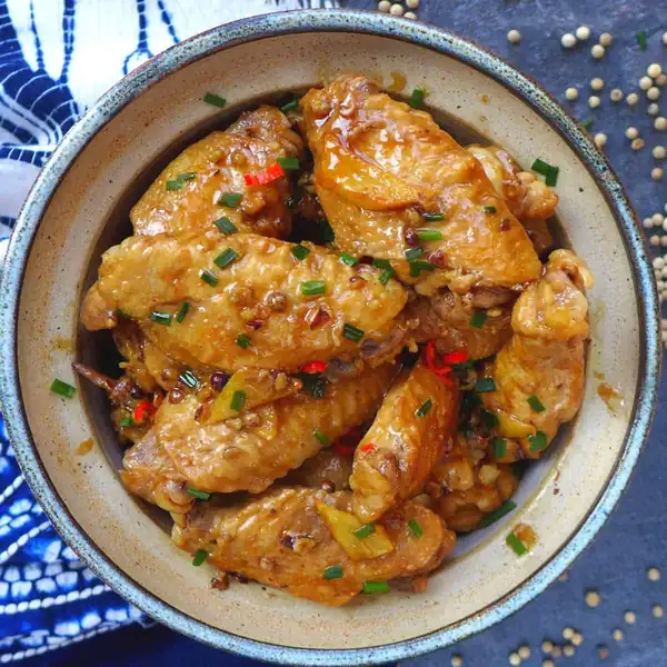 Braised chicken wings with white pepper
