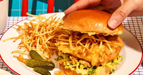 Hamburguesas de pescado y patatas fritas con mayonesa de curry estilo freiduría