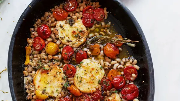 Ottolenghi estofa halloumi entre tomates y judías verdes, y eso es tan simple como brillante