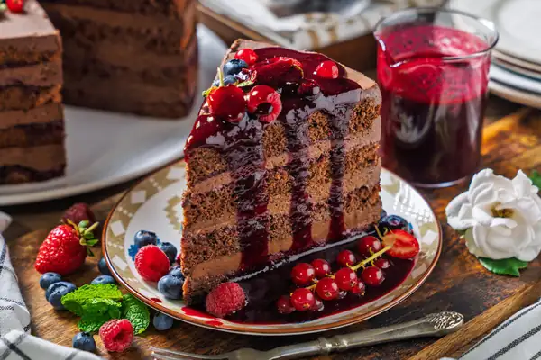 Chocolate cake with berries and mascarpone