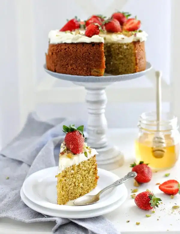 Golden Pistachio Mascarpone Cream Cake