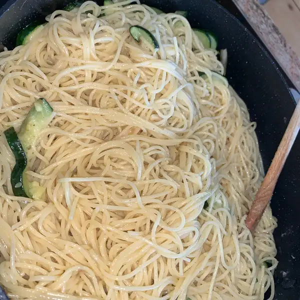 Spaghetti with garlic and oil and zucchini