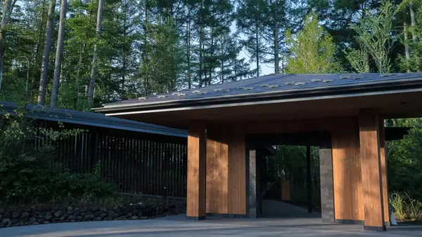 A luxury hotel featuring a restaurant supervised by Zaisuke Hasegawa of “Den” has opened in Karuizawa!