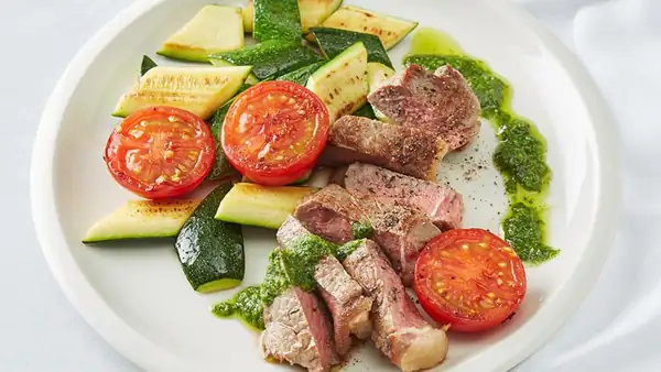Filete con pesto y verduras