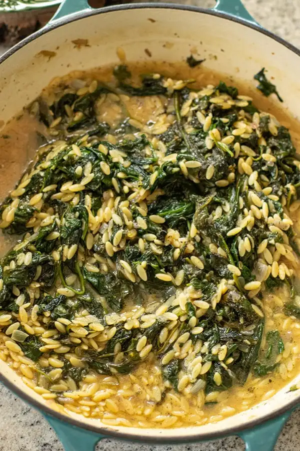Espinacas griegas y orzo (Spanakritharaki)
