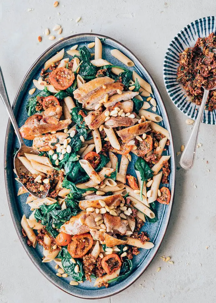 Pasta with chicken and spinach