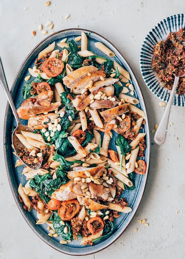 Pasta with chicken and spinach