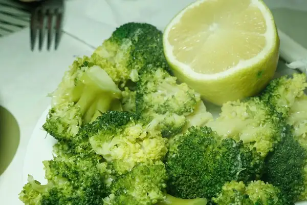 Steamed broccoli with tahini and lemon