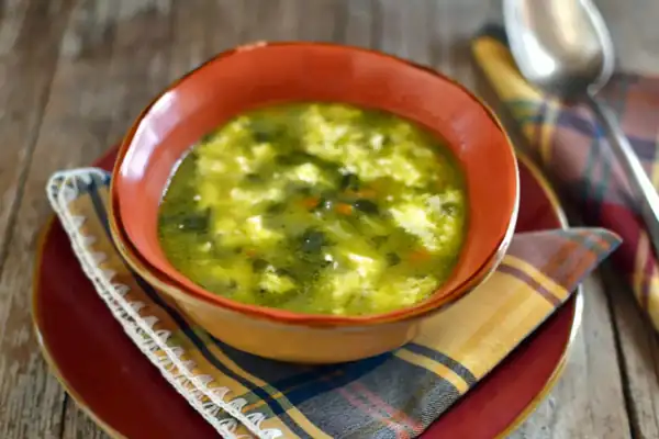 Spinach soup with rice and cheese
