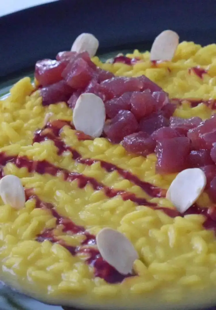 Risotto de azafrán, atún y salsa de granada