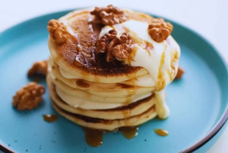 Tortitas con crema de brie, miel y nueces