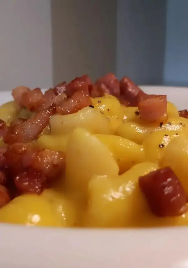 Cavatelli with pumpkin cream and crispy bacon