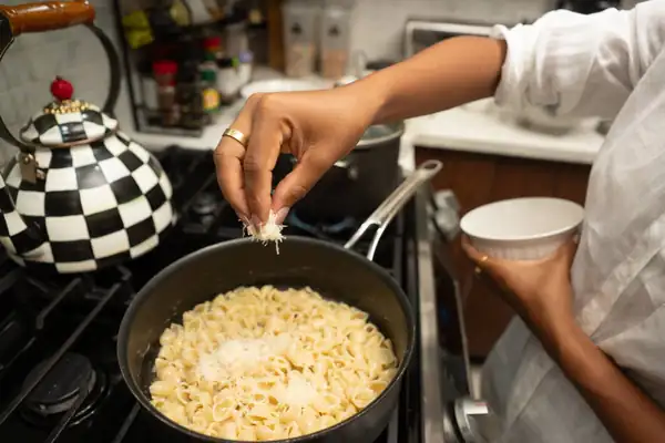 Pasta cremosa con mantequilla y parmesano