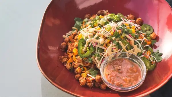 Dale un toque especial a tus comidas diarias con esta receta de burrito bowl de lentejas mixtas, servido con salsa de yogur cremosa y paneer