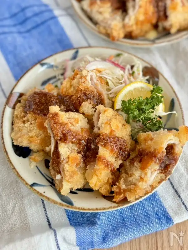 Chuleta de cerdo con pan rallado casero y salsa de sésamo