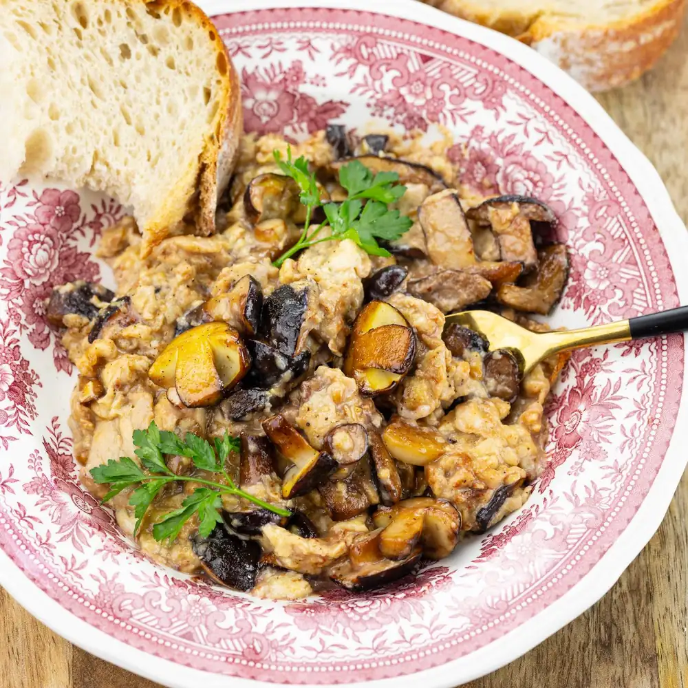 Scrambled eggs with mushrooms
