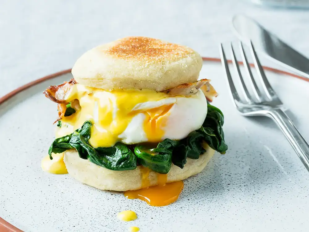 Eggs Benedict mit Hollandaise