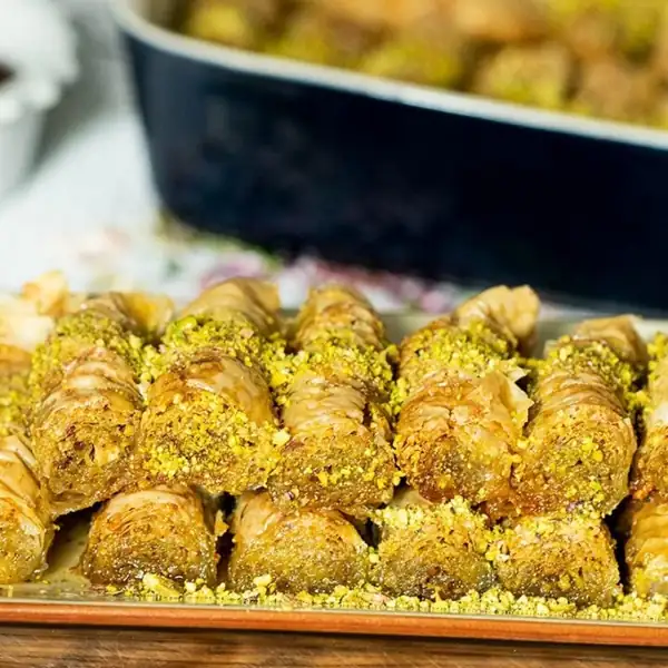 Pistachio Baklava Rolls: Saragli