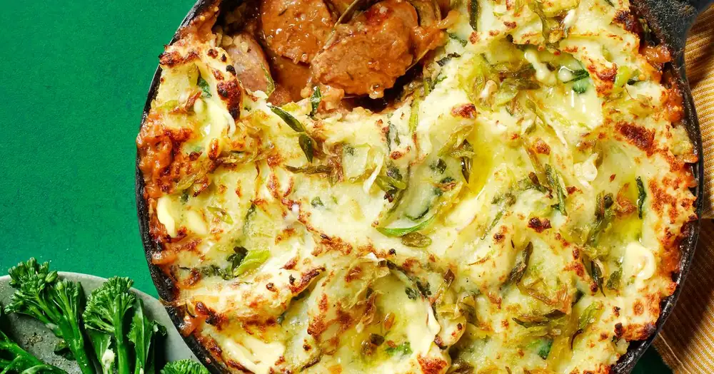 Pastel de salchicha, cebolla y colcannon con mantequilla
