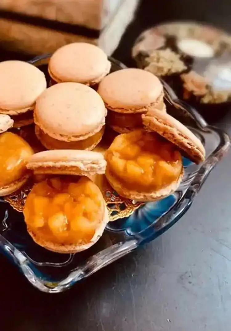 Coconut macarons with apple tatin