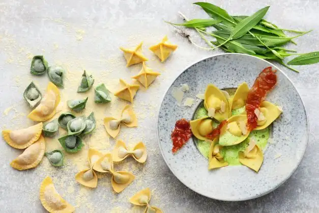 Parmesan tortelloni with wild garlic cream and Parma ham