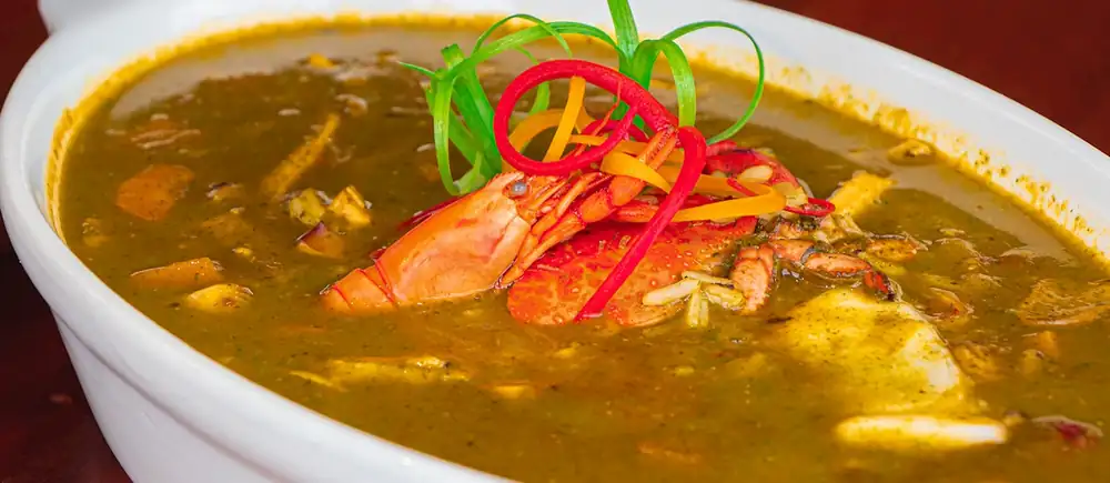 Sopa tradicional de mariscos de Perú