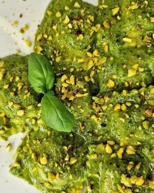 Raviolis de ricotta y finas hierbas con pesto de albahaca y pistacho 💚