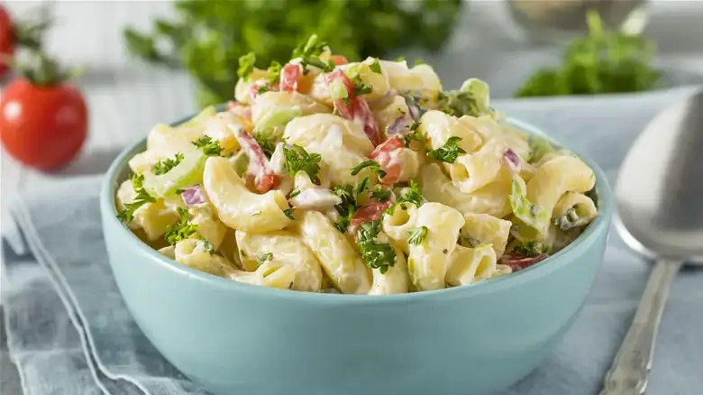 Ignora tus instintos y cuece demasiado la pasta para la ensalada de macarrones