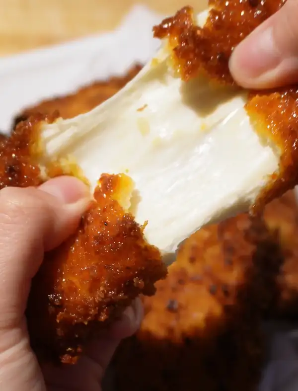 Palitos de mozzarella picantes estilo Nashville