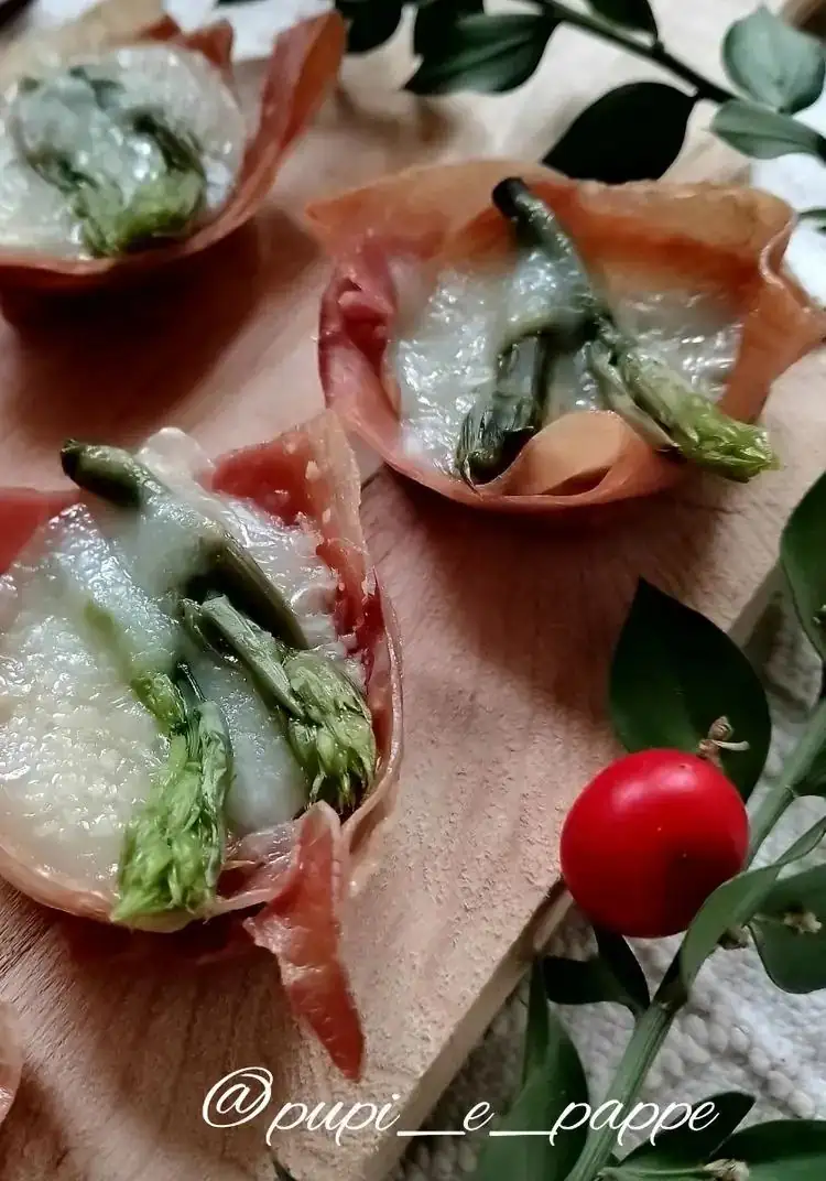 Ham baskets with holly and mozzarella