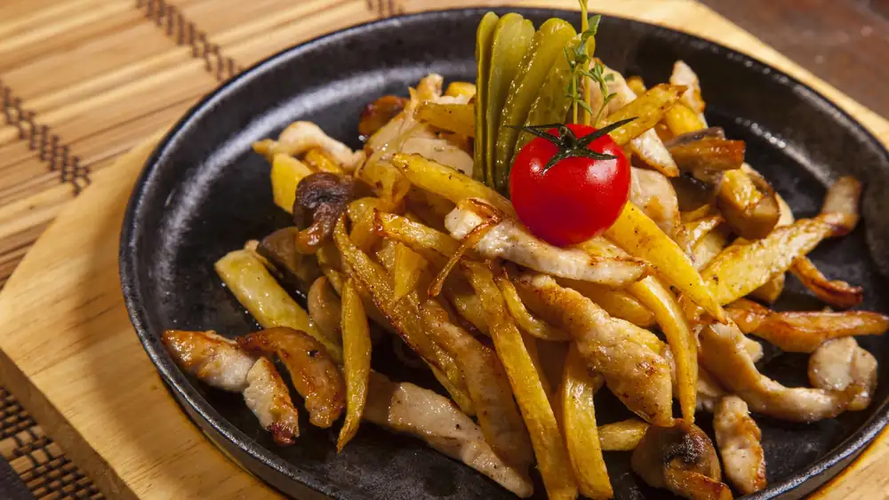 Chicken julienne with french fries and delicate sauce