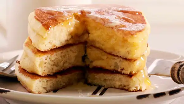 I make pancakes in a thousand versions but when it comes to whipping egg whites there is nothing for everyone, I love that unique softness!