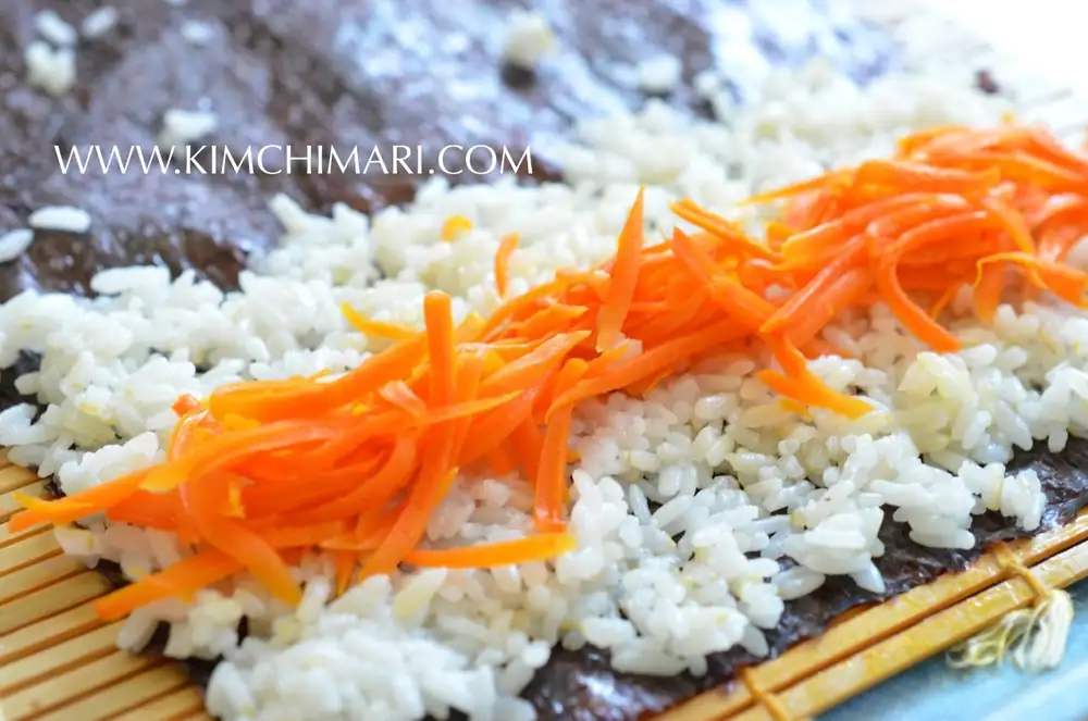 Mini Kimbap (Mayak Kimbap) con zanahoria o pepino