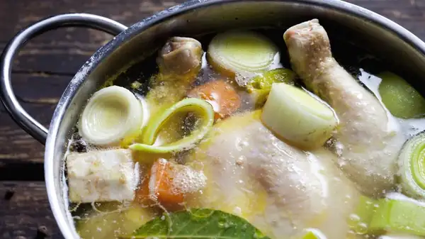 El mejor corte de pollo para sopa no es la pechuga de pollo