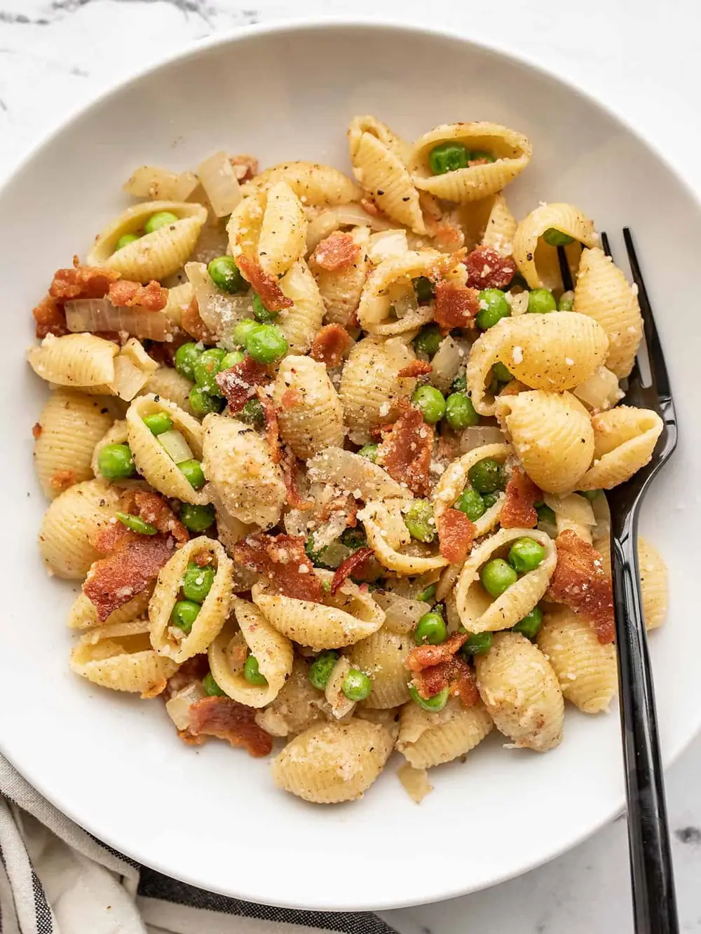 ¡Aprovecha los ingredientes básicos de tu despensa con esta sencilla receta de pasta con tocino y guisantes!