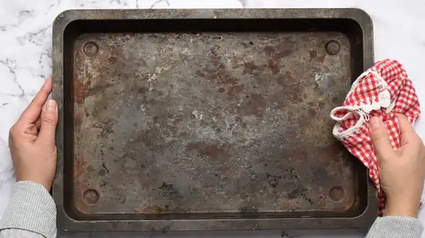 Here's Why Baking Sheets 'Pop' In The Oven