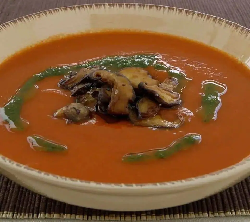 Sopa de pimientos asados con shiitake al ajillo y aceite de perejil