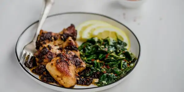 Pollo asado con espinacas