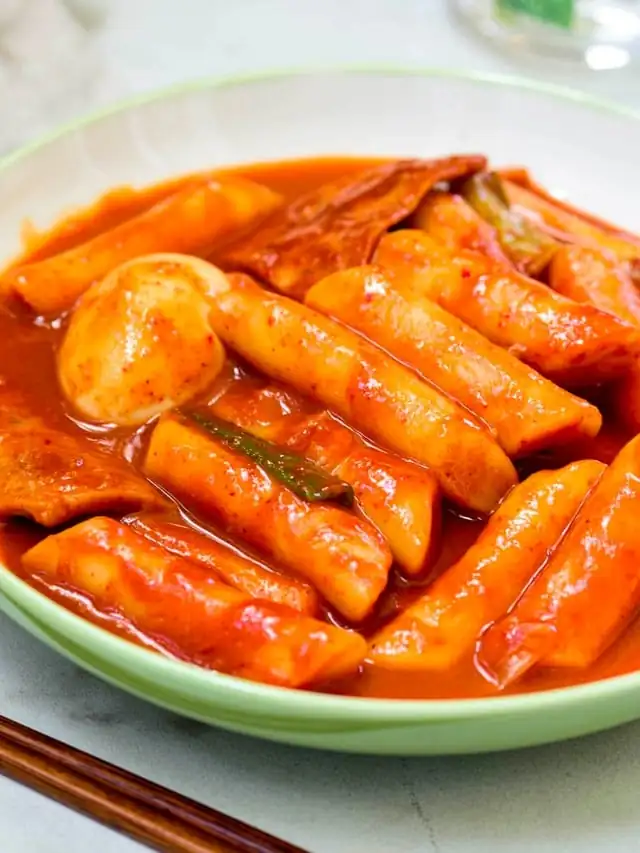 Tteokbokki (Spicy Stir-fried Rice Cakes)
