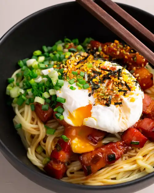 Fideos 'Mazemen' con tocino y huevo