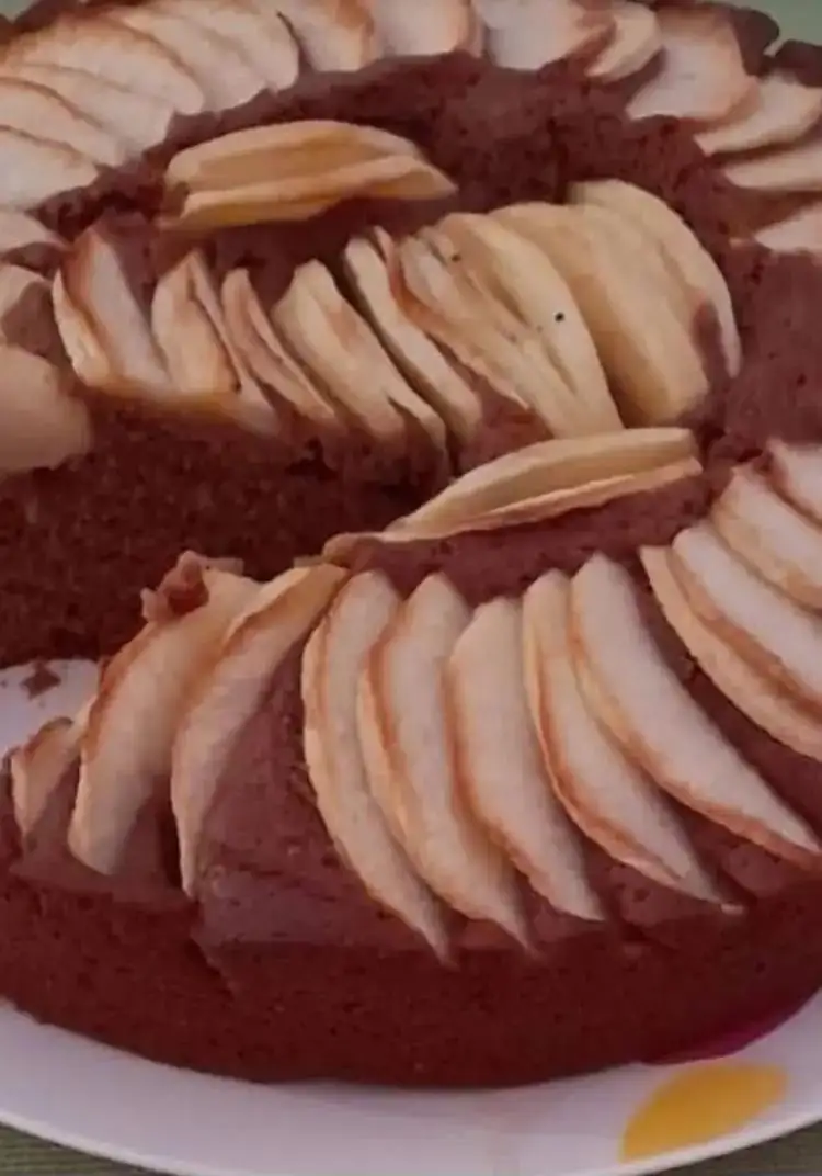 Apple, cocoa, cinnamon and orange cake