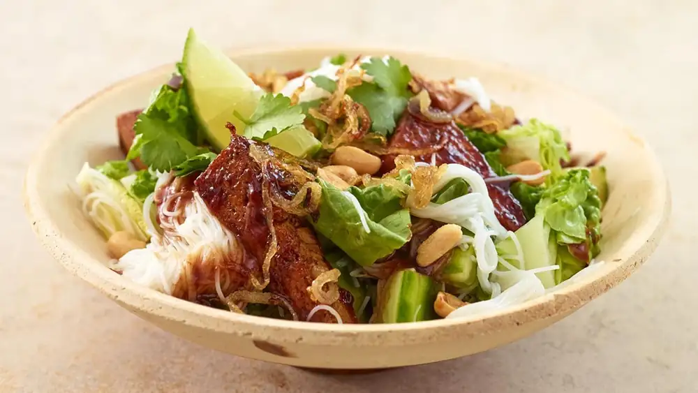 Perfect food for the office: This rice noodle salad can be prepared in advance and has a perfectly balanced flavor