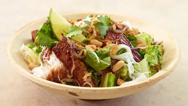 Perfect food for the office: This rice noodle salad can be prepared in advance and has a perfectly balanced flavor