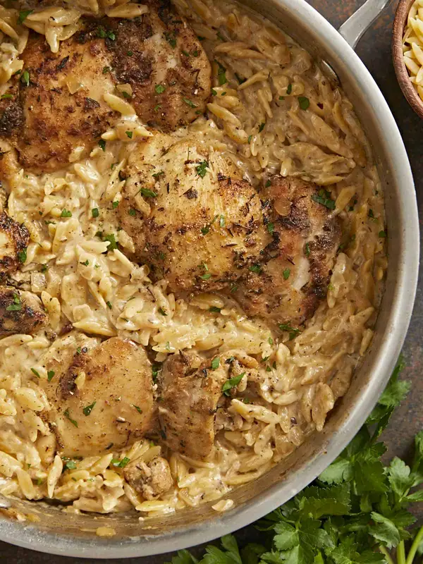 ¿No tienes tiempo para cocinar? ¡Prepara este sencillo pollo cremoso con orzo en sartén!