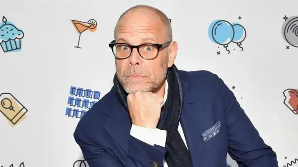 Olvídate de las hamburguesas de carne: la mezcla de carne que usa Alton Brown